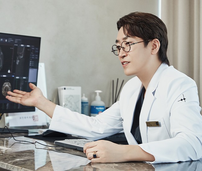 Chief Director Dr. Lee Young-jae during a consultation