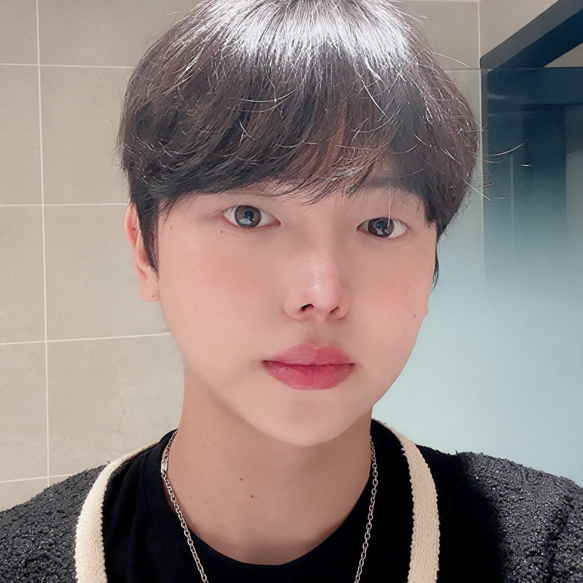 Double-Chin Suction-Tie SINSANG Selfie